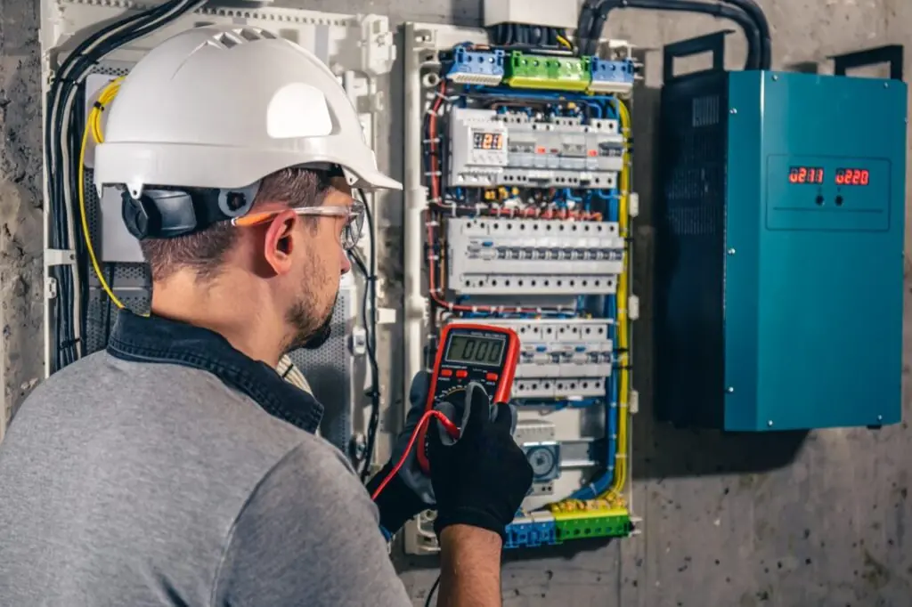 Electrician autorizat Perfect Electric lucrând la un tablou electric